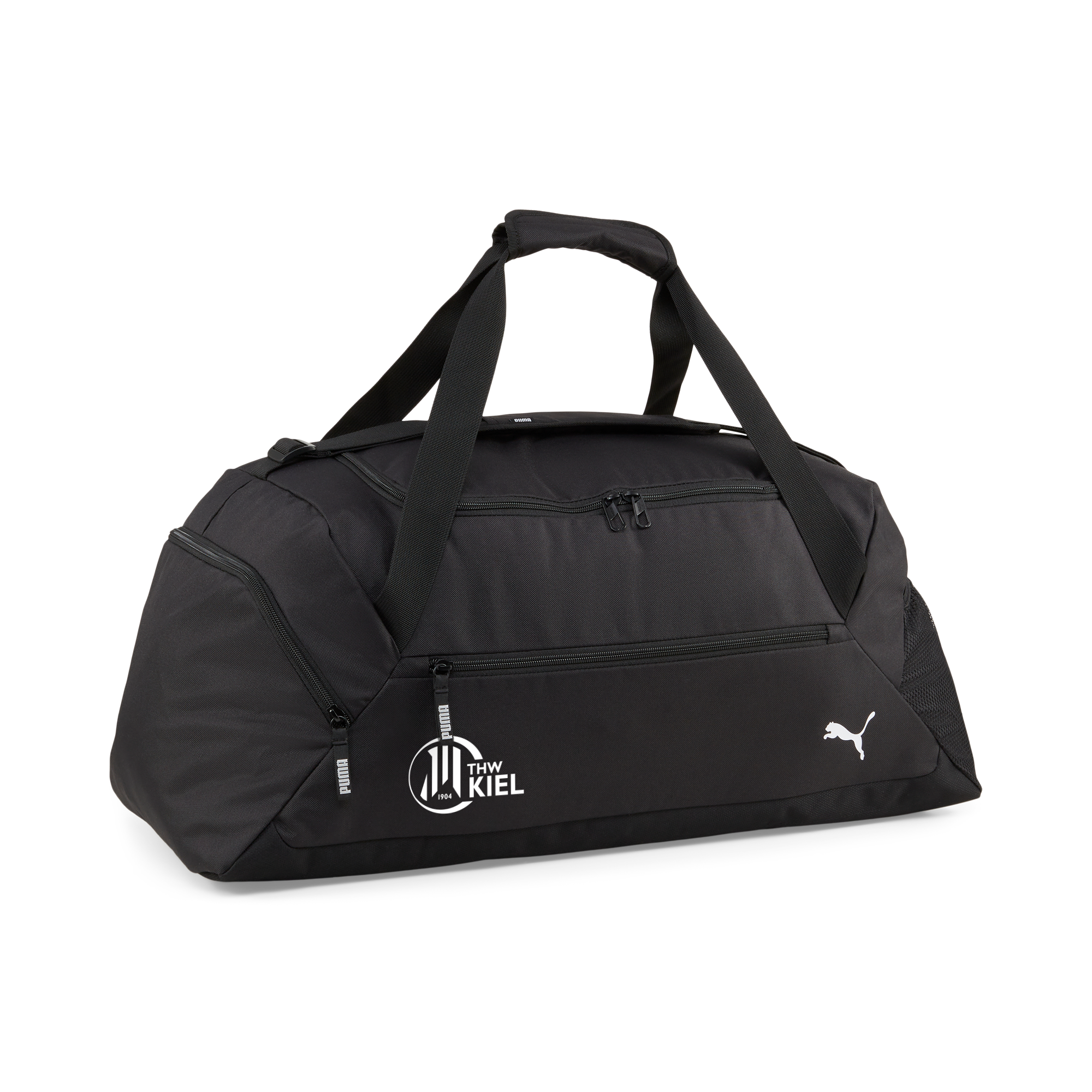 Die teamGOAL Teambag PUMA Black M ist eine robuste Polyester-Sporttasche mit zwei Tragegriffen, Reißverschlusstaschen und dem THW Kiel-Logo in Weiß - ideal für unterwegs.