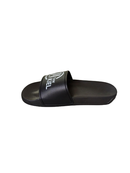 Der Badeschlappen ist eine schwarze Sandale mit einem breiten oberen Riemen und weißem Logo-Text. Ihr schlichtes, lässiges Design macht sie ideal für die Sauna und sie ist auf einem schlichten weißen Hintergrund abgebildet.