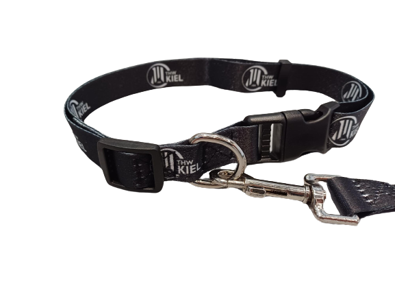 Die Hundeleine/-halsband verfügt über THW KIEL Logos, eine Schnalle, einen verstellbaren Riemen, einen D-Ring aus Metall zum Befestigen der Leine und einen silbernen Verschluss - ideal für Fans, die ihren Liebling zeigen wollen. Isoliert auf weißem Hintergrund.