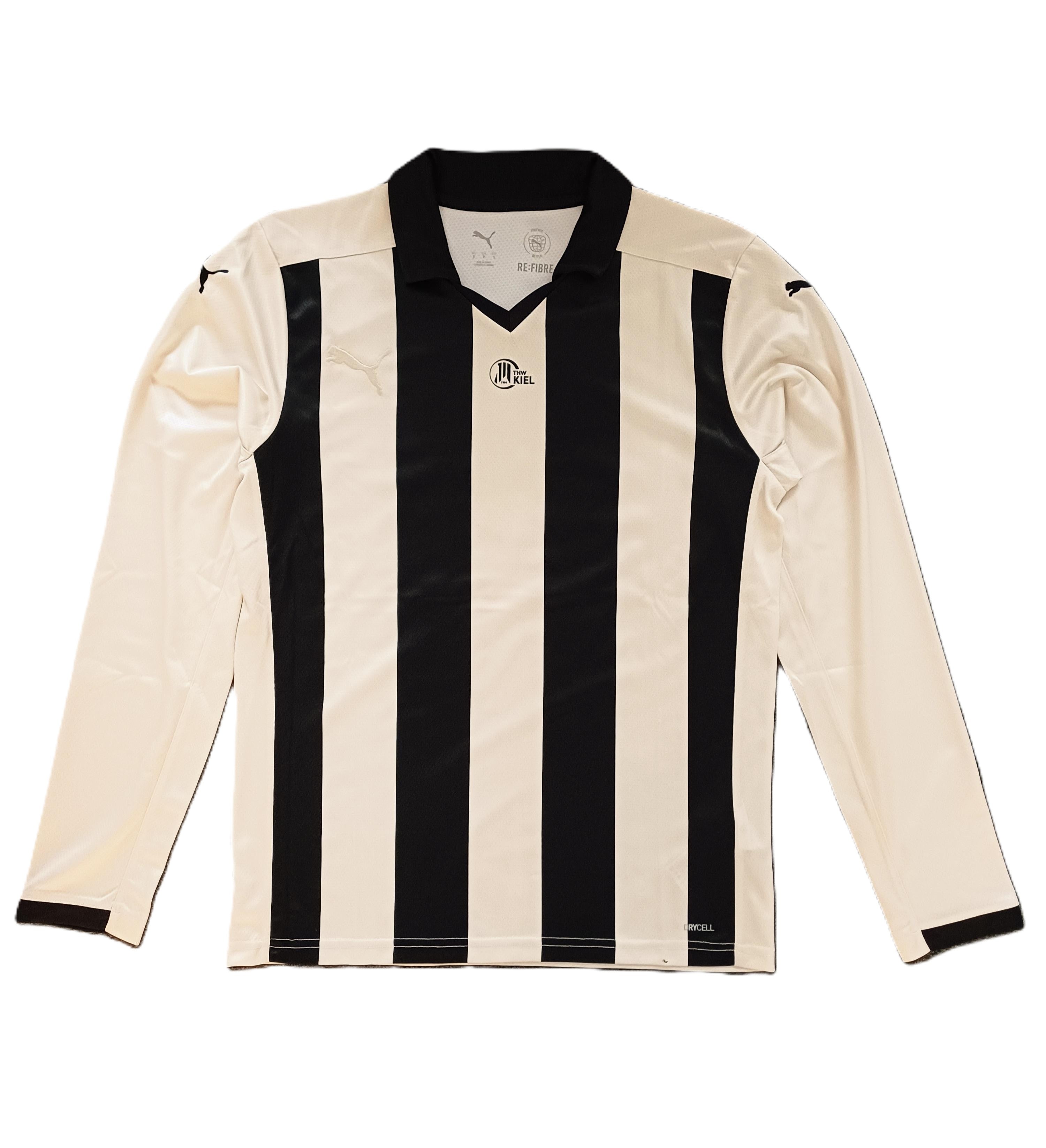 Das THW x whatthabeawears Jersey LS ist ein langärmeliges Fußballtrikot in schwarz-weißem Zebra-Look mit schwarzem Kragen, Puma-Logo und Vereinswappen auf der linken Brust. Es ist aus recyceltem Polyester gefertigt - ein sauberes, klassisches Design.