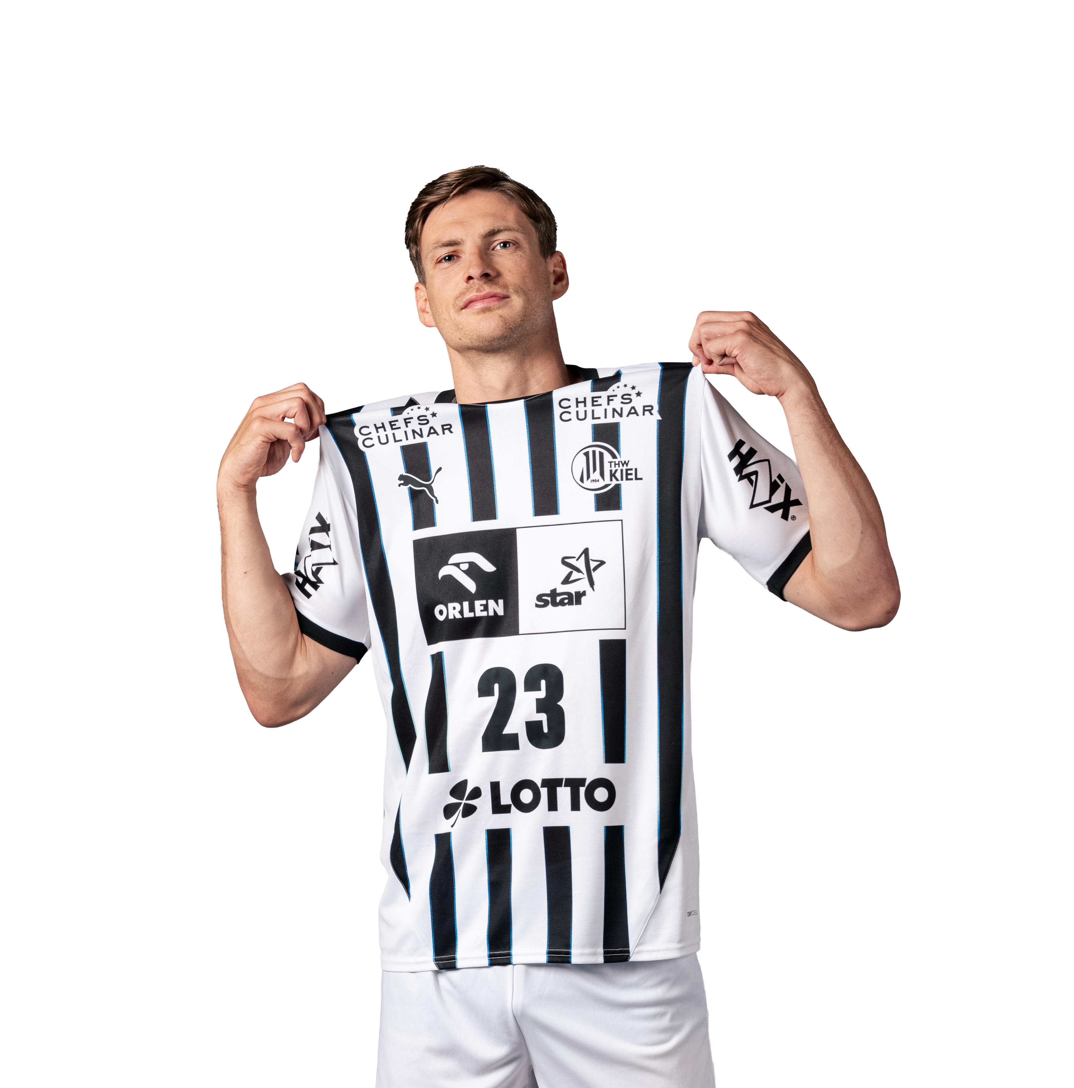 Ein männlicher Sportler posiert mit dem Kragen seines THW Kiel 25-26 Heimtrikots PUMA Weiß mit der Nummer 23 und Sponsorenlogos vor einem schlichten weißen Hintergrund.