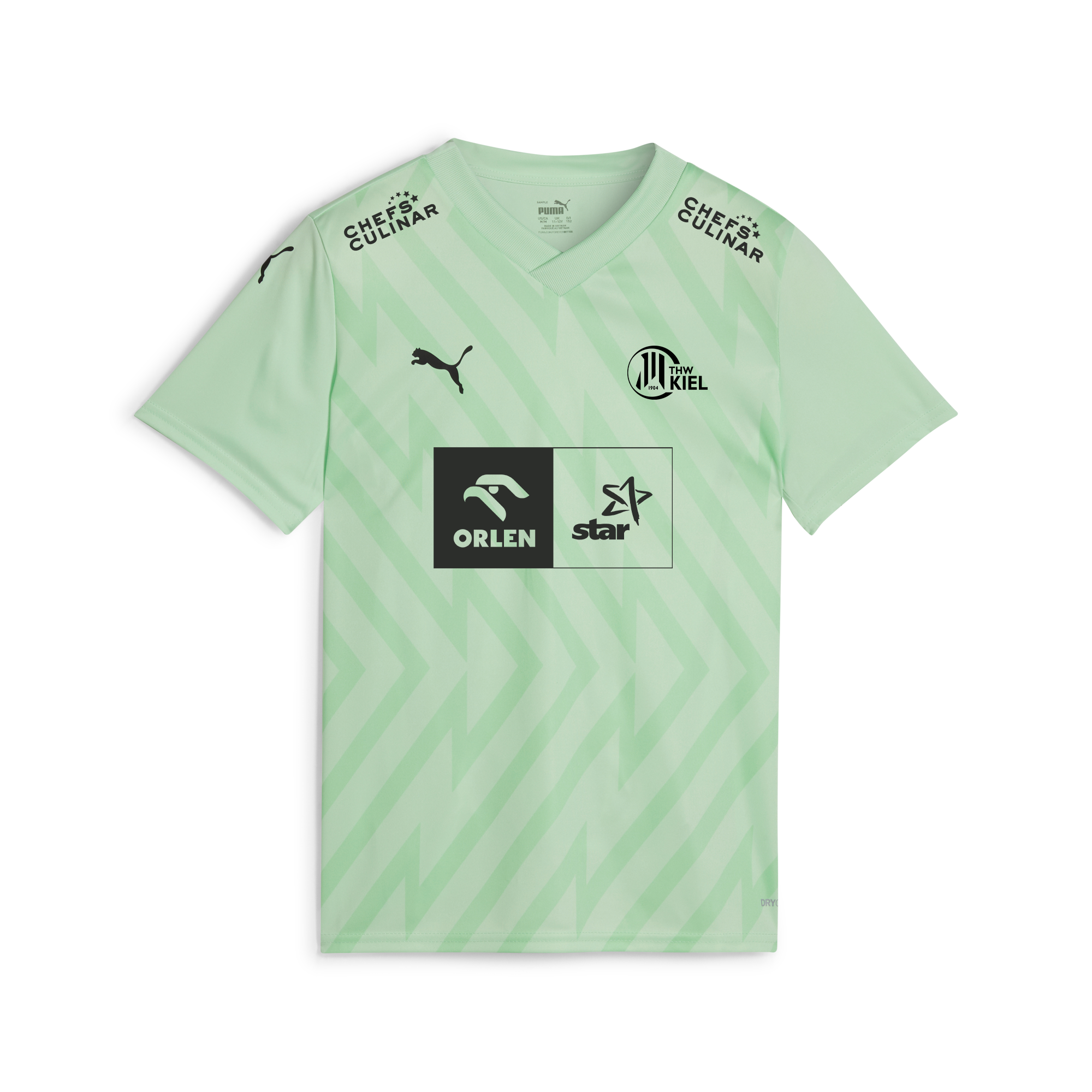 Das teamGLORY Trikot Jr Fresh Mint hat ein hellgrünes Design mit diagonalem Zickzack-Muster, schwarzem Puma-Logo, mehreren Sponsorenlogos, dem Holstein Kiel Wappen auf der Brust und zusätzlichem Sponsorentext auf den Ärmeln und Schultern.