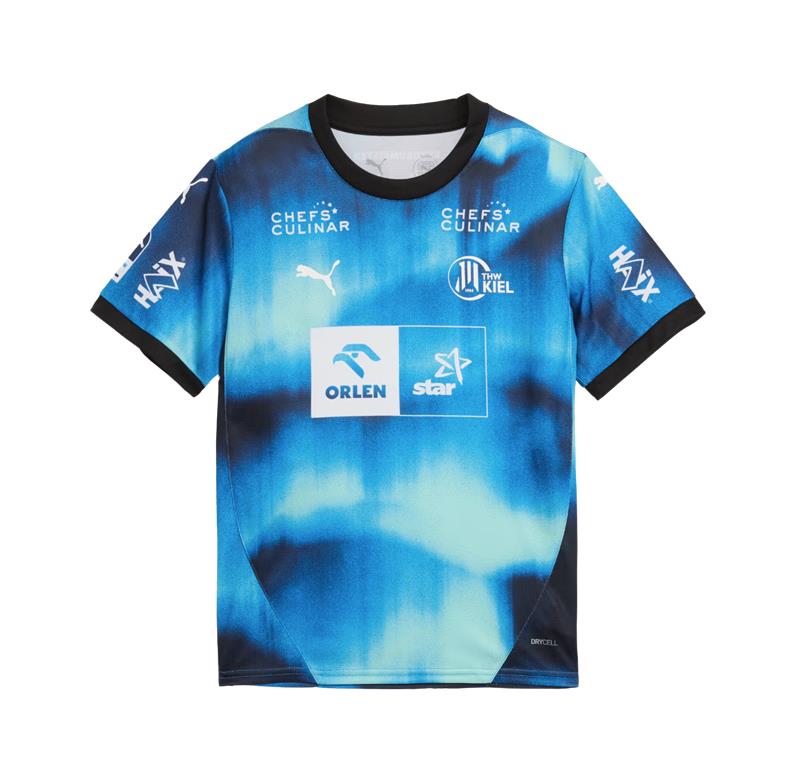 Das THW Kiel 25-26 Auswärtstrikot Jr von PUMA kommt in Marineblau und Schwarz mit Tie-Dye-Look, schwarzem Kragen und Ärmelkanten, Sponsorenlogos und dem Puma-Logo - ein außergewöhnliches Trikot für junge Sportfans.