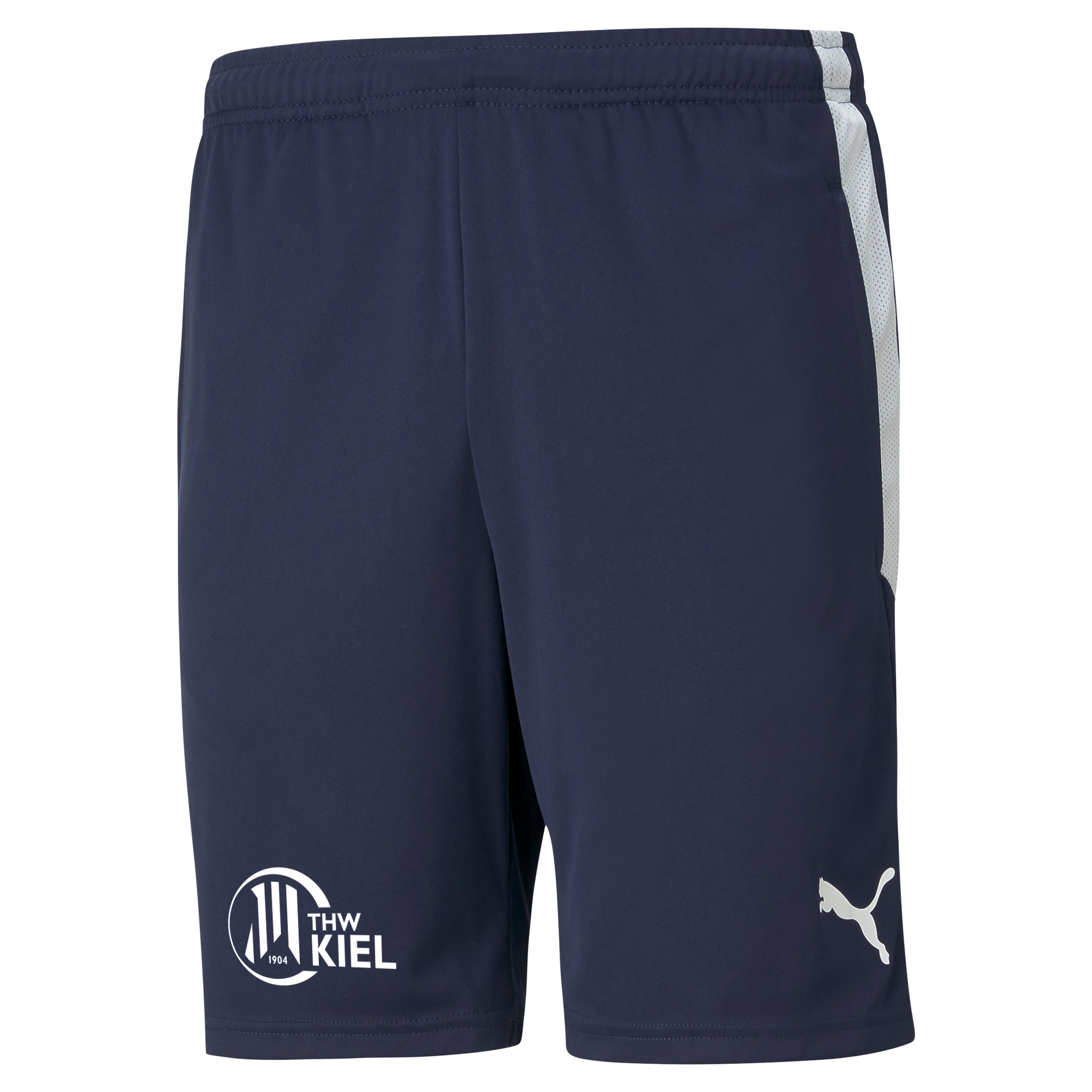 Die teamLIGA Trainingsshorts Peacoat sind dunkelblau, mit weißem Puma-Logo rechts, THW Kiel Logo links und weißen Seitenstreifen. Reißverschlusstaschen bieten praktischen Stauraum für deine Essentials.