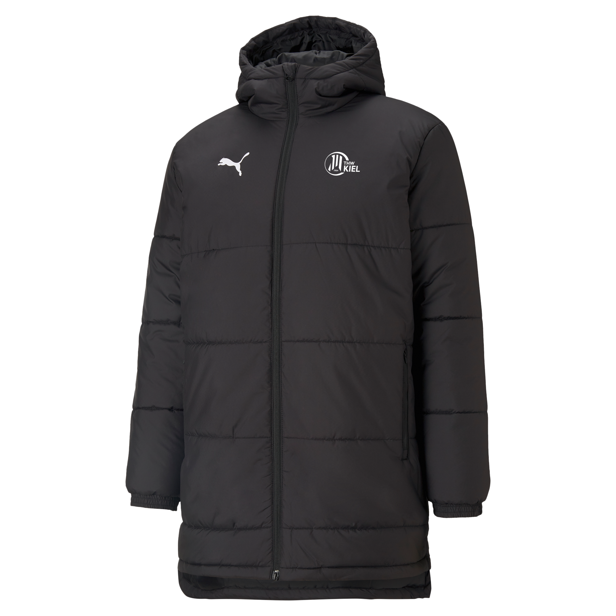 Die Bench Jacket PUMA Black ist ein langer, schwarzer Puffermantel mit Kapuze, Frontreißverschluss, PUMA-Logo auf der rechten Brust, kreisförmigem KIEL-Emblem auf der linken Seite, gestepptem Design und zwei Seitentaschen - perfekt als warme Jacke für den Winter.