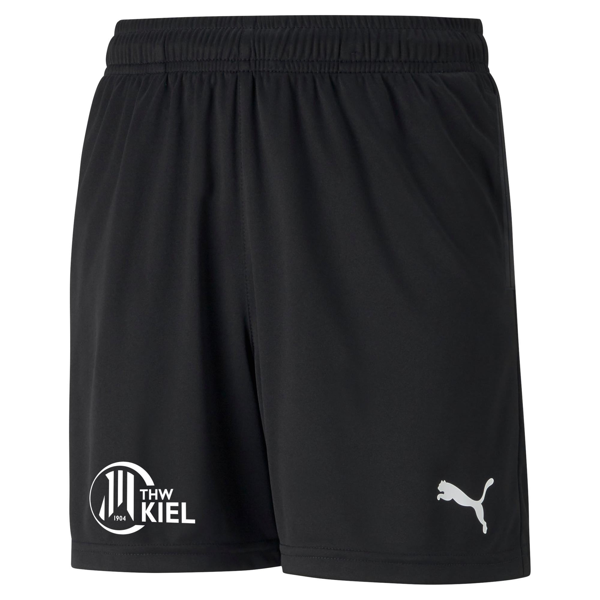 Die teamRISE Trainingsshorts Jr in PUMA Schwarz sind aus strapazierfähigem Polyester gefertigt und zeigen das Puma-Logo auf dem rechten Bein und das Logo des Handballvereins THW Kiel in Weiß auf dem linken Bein.