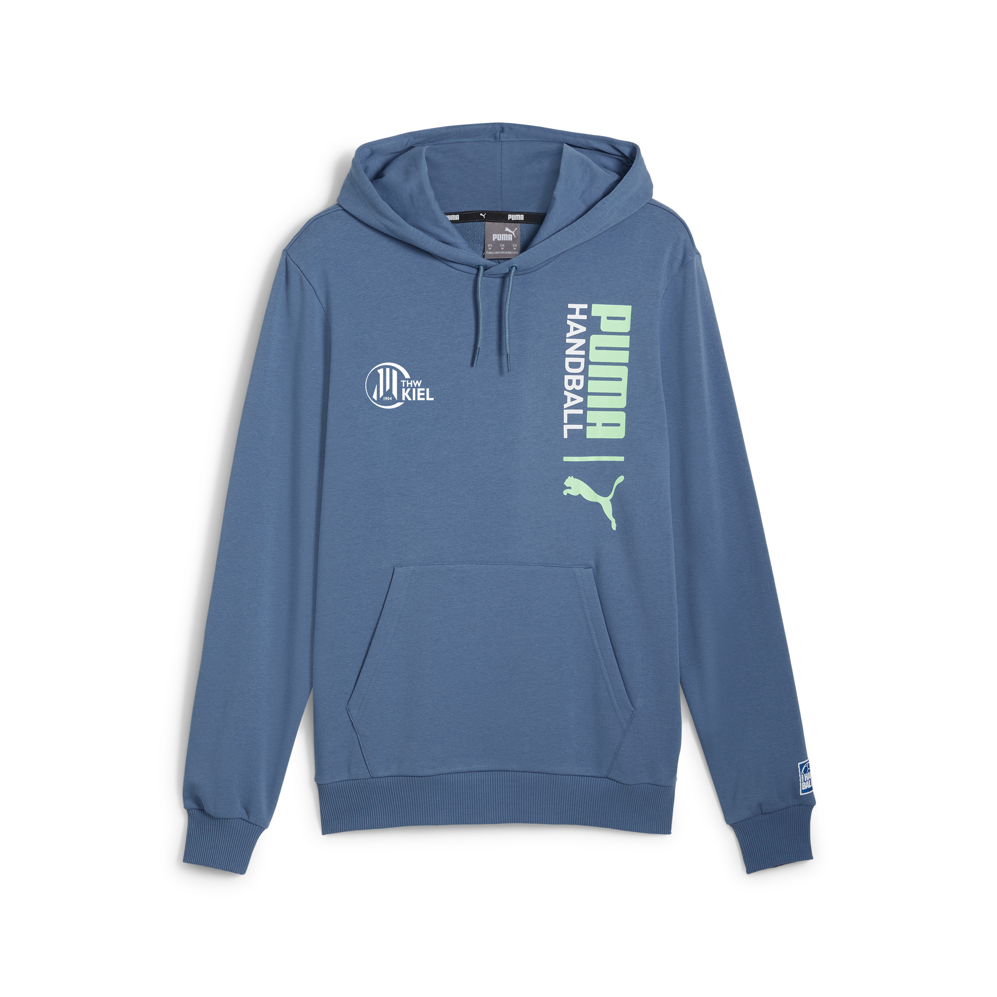 Der PUMA Handball Hoodie Blue Horizon hat eine Beuteltasche auf der Vorderseite, weiß/hellgrüne PUMA Handball und Kiel Handball Logos auf der Brust und ein Puma Logo in der Nähe der linken Manschette. Eine Farbkalibrierungskarte befindet sich oben links.