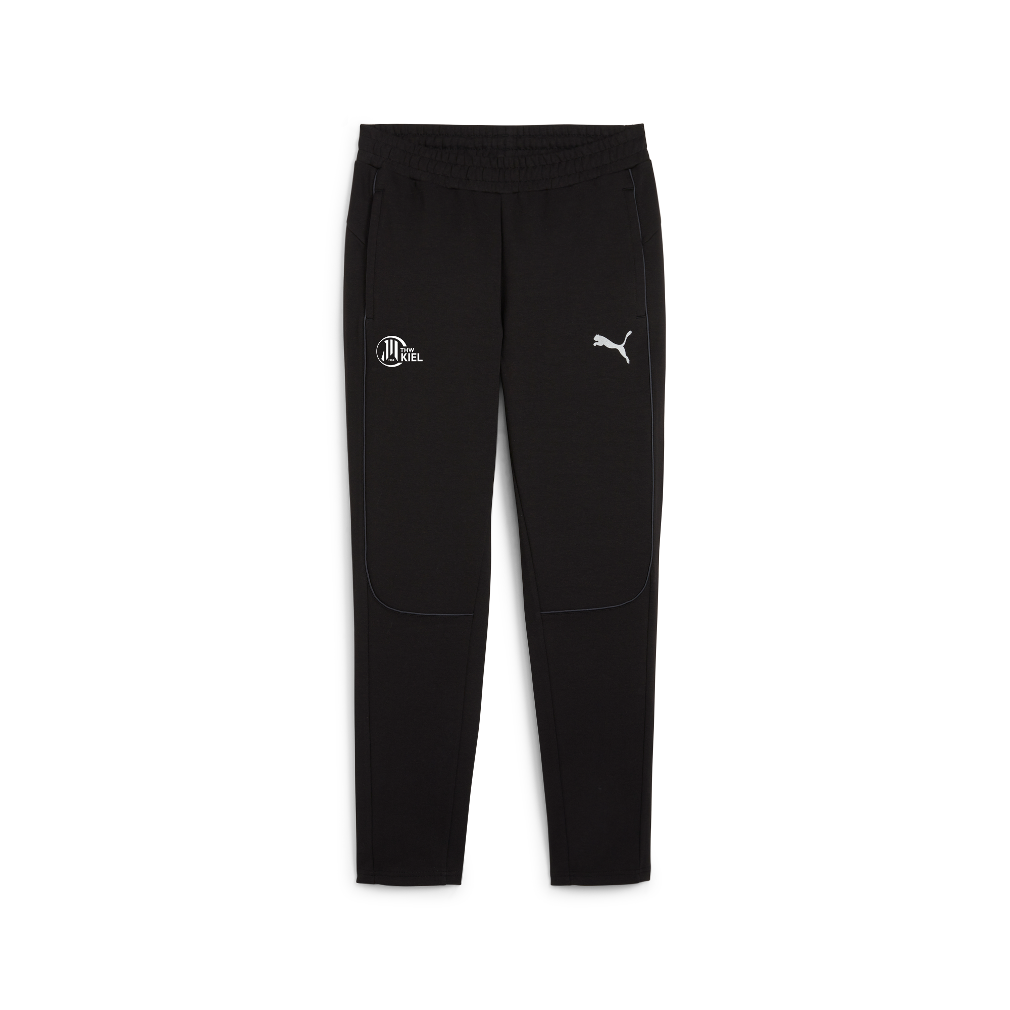 Die teamFINAL Casuals Pants in PUMA Black bestehen aus Baumwolle, haben einen elastischen Bund, weiße Logos an beiden Oberschenkeln, seitliche Reißverschlusstaschen und auffällige Nähte.
