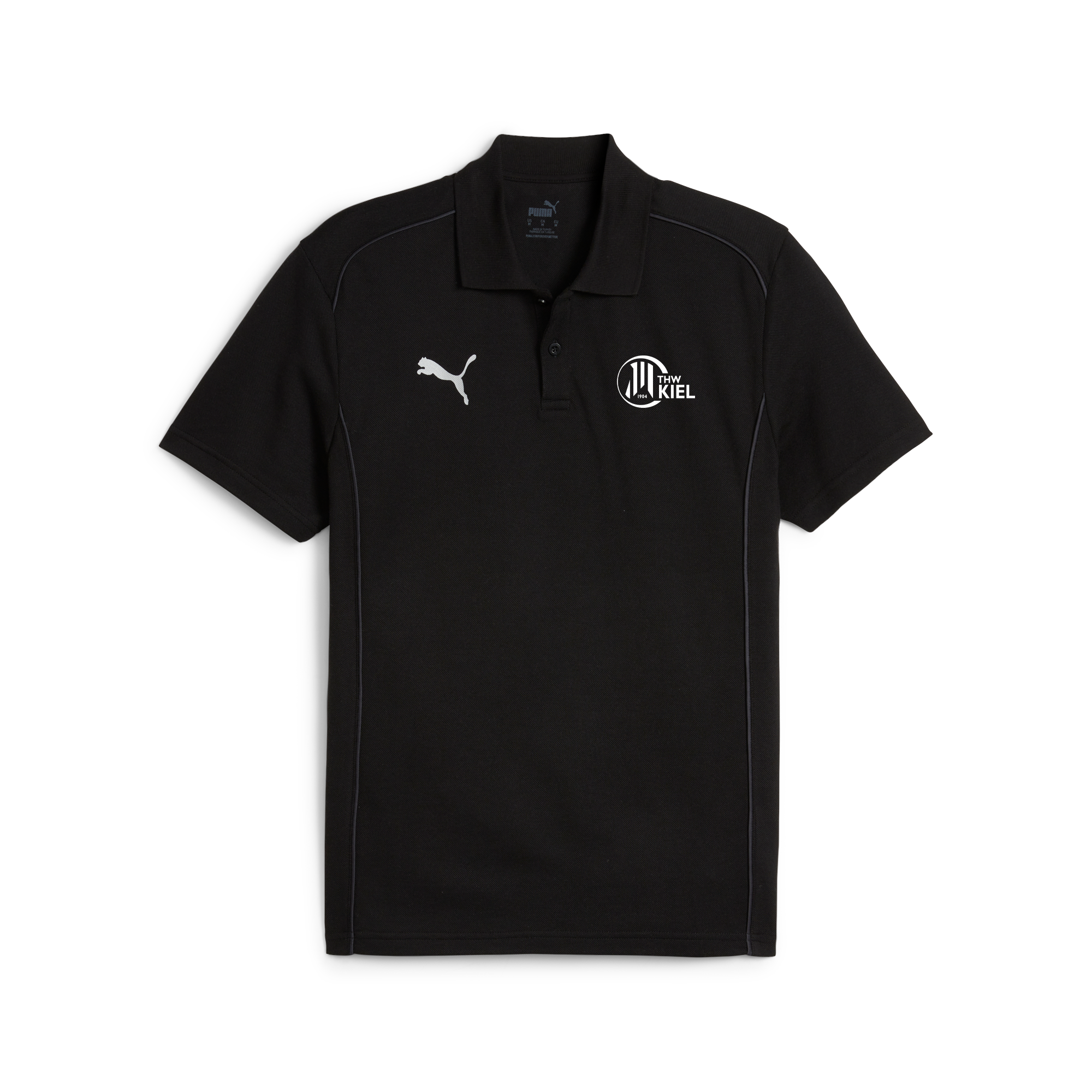 Das teamFINAL Casuals Polo PUMA Black besteht aus Baumwolle-Polyester, hat ein weißes Puma Logo rechts und ein rundes Kiel Logo links auf der Brust sowie Kragen, Knopfleiste und dezente Schulterdetails für einen sportlichen Look.