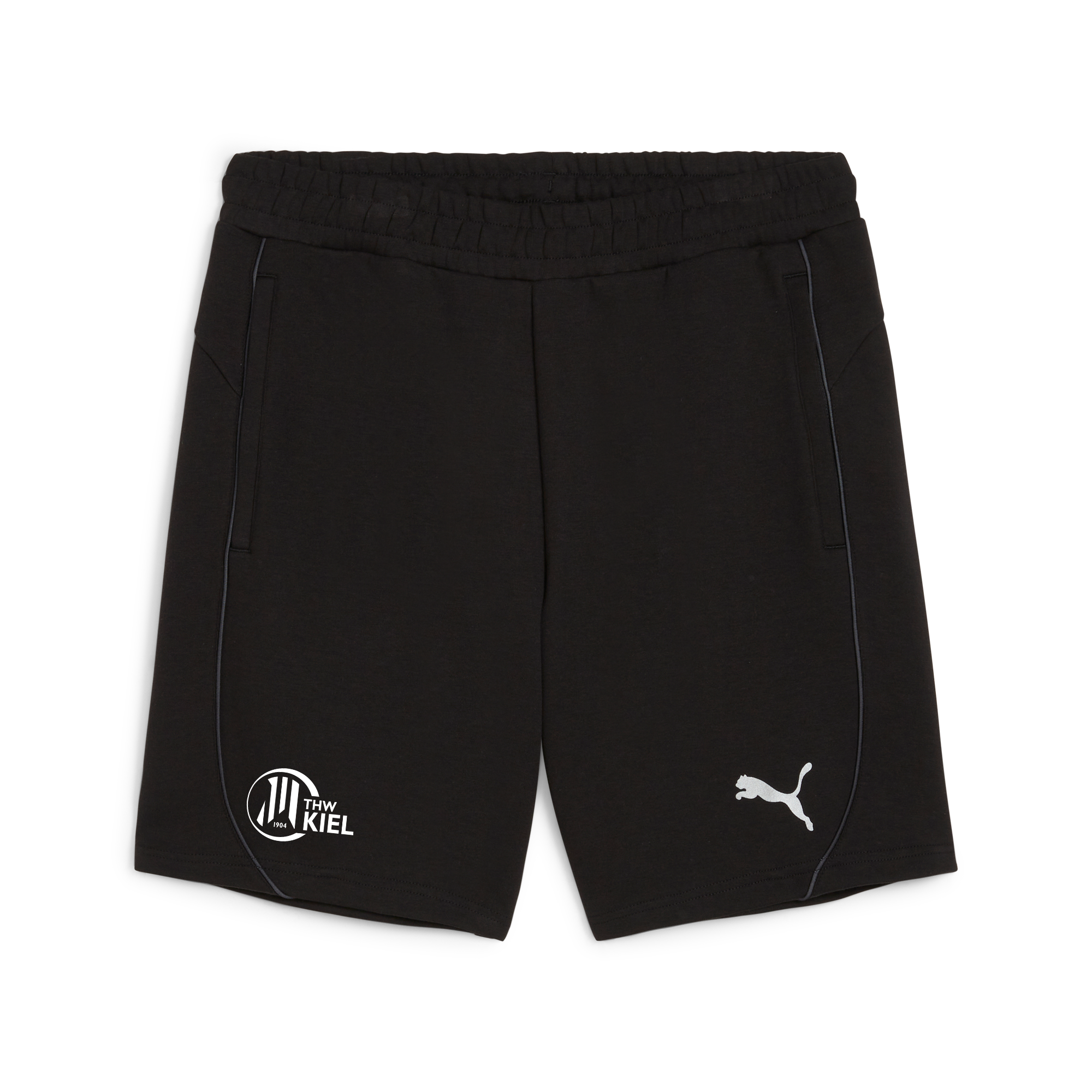 Die teamFINAL Casuals Shorts PUMA Black hat einen elastischen Bund, Seitentaschen, ein weißes THW Kiel-Logo auf dem linken Bein, ein Puma-Logo auf dem rechten Bein, dünne Paspeln an den Seiten und ist aus bequemem Baumwollstoff gefertigt.