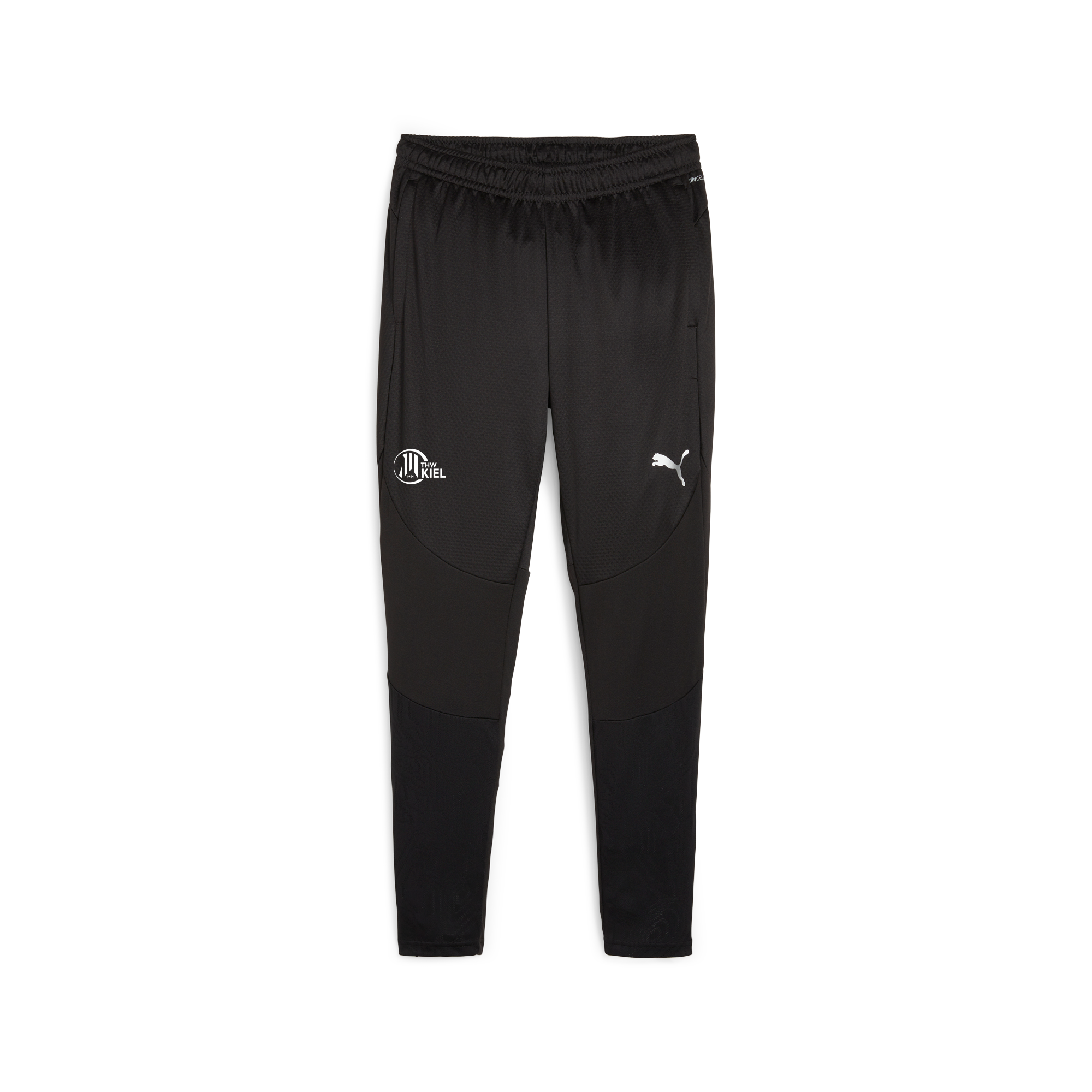 Die teamFINAL Trainingshose PUMA Schwarz hat einen elastischen Bund, ein Puma-Logo auf dem rechten Oberschenkel, einen runden Aufnäher auf dem linken Oberschenkel und Reißverschlusstaschen - ideal fürs Training. Abgebildet auf einem einfarbig weißen Hintergrund.