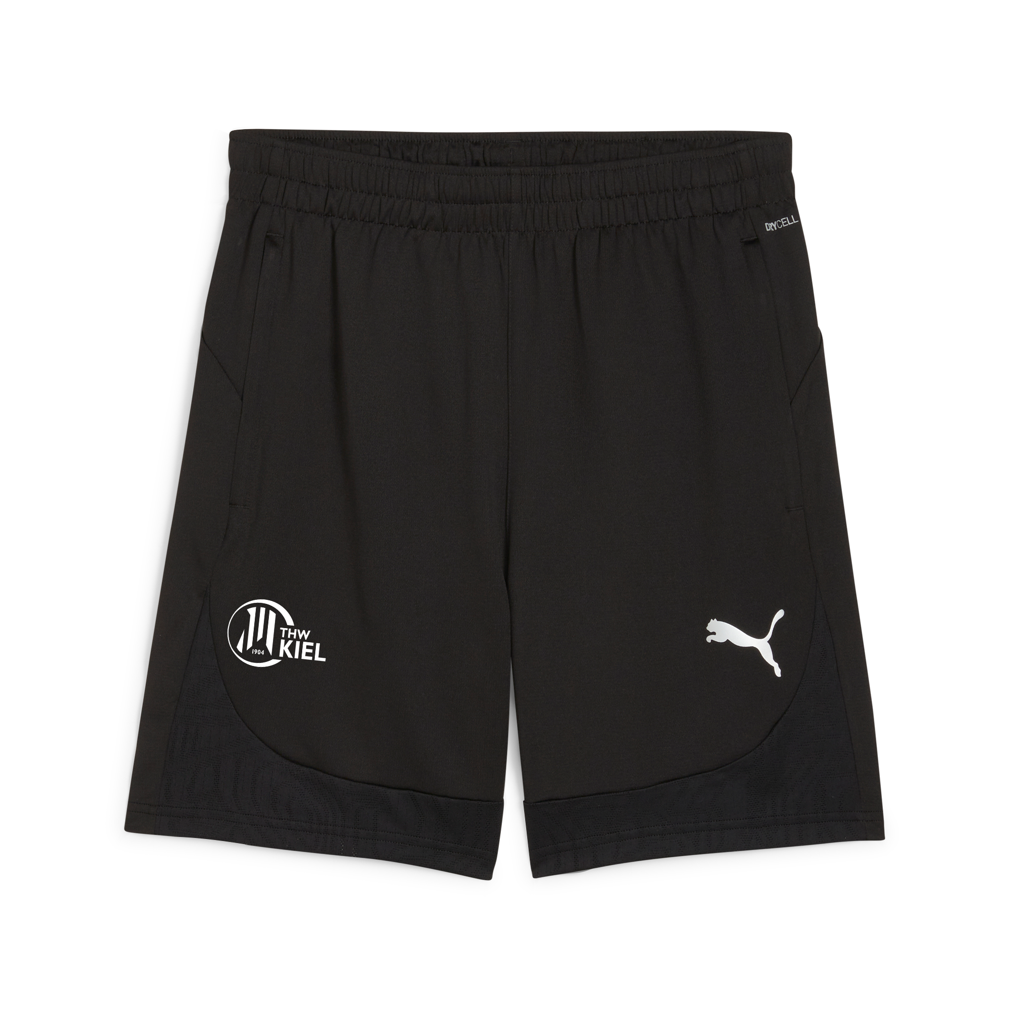 Die teamFINAL Trainingsshorts PUMA Schwarz verfügen über einen elastischen Bund, Reißverschlusstaschen zur sicheren Aufbewahrung, ein weißes PUMA-Logo am rechten unteren Bein und das THW Kiel Vereinslogo auf der linken Seite. Sie ist aus leichtem Material gefertigt und perfekt für den Sport geeignet.