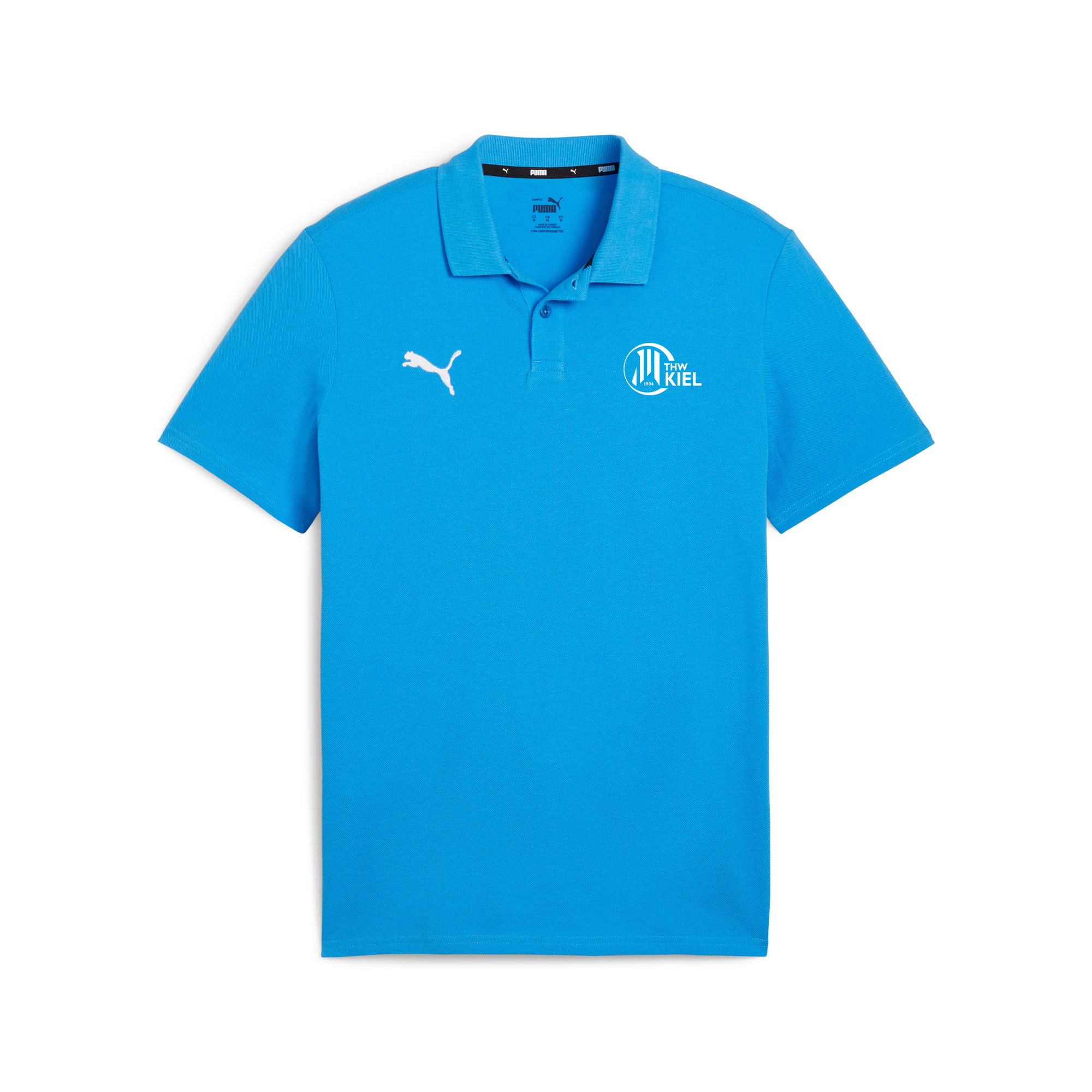 Das teamGOAL Casuals Polo Ignite Blue hat kurze Ärmel und einen Kragen im Piqué-Stil. Auf der rechten Brust befindet sich das weiße Puma-Logo, auf der linken das Wappen des Fußballvereins Holstein Kiel.