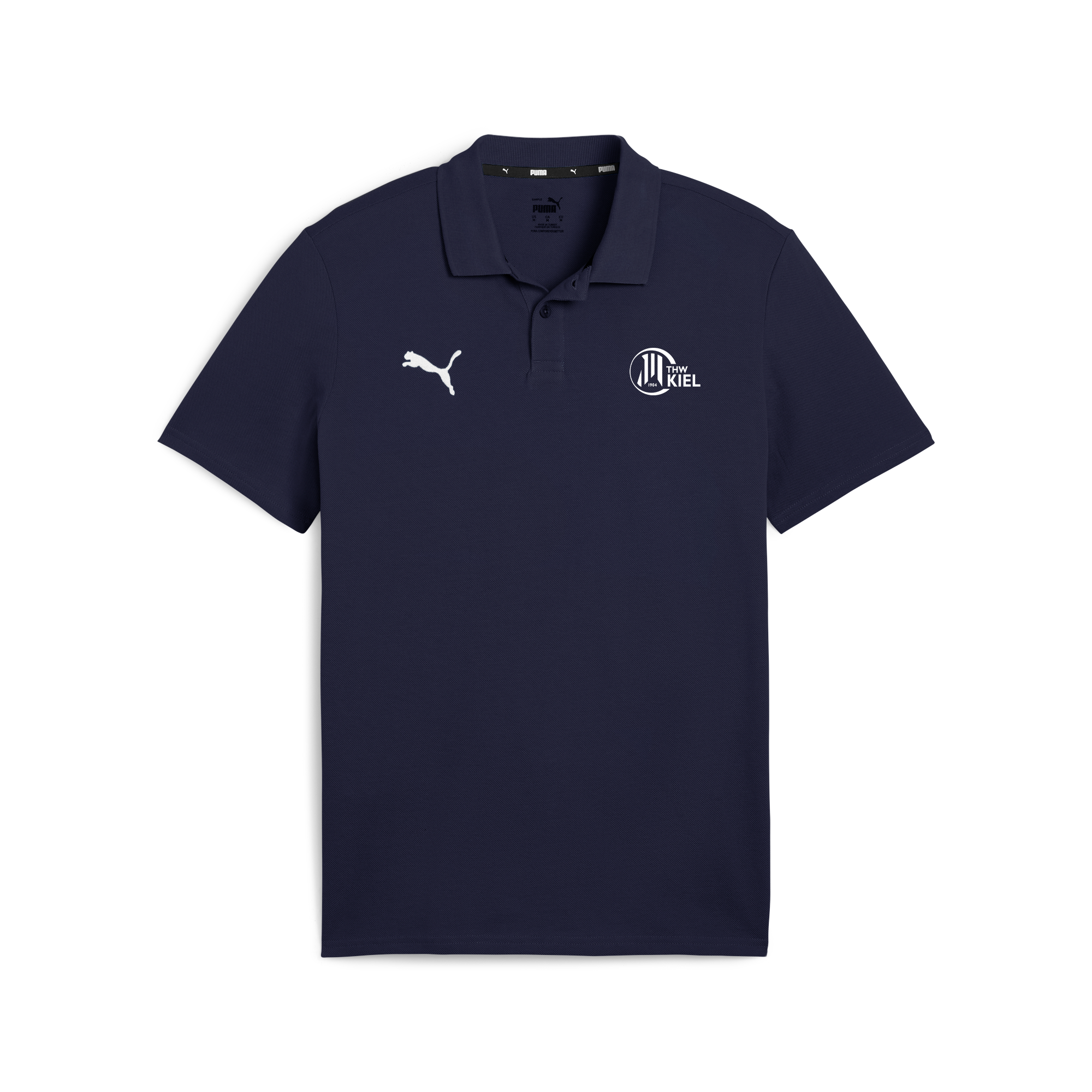 Das teamGOAL Casuals Polo PUMA Navy ist ein marineblaues Puma Piqué-Polo mit dem Puma-Logo auf der rechten Brust und einem kreisförmigen Kiel-Logo auf der linken Seite. Es ist aus Baumwolle gefertigt, hat einen klassischen Kragen und kurze Ärmel.