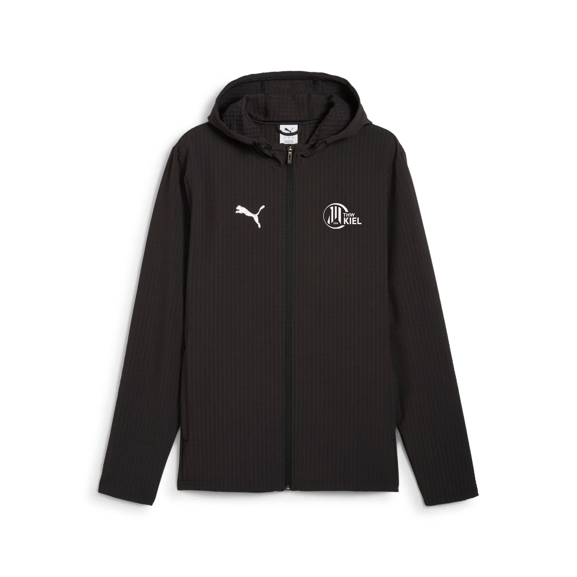 Die teamADDITIONS Softshell-Jacke PUMA Black ist ein winddichter Reißverschluss mit Kapuze, dem Puma-Logo auf der rechten Brust und einem runden Kiel-Emblem auf der linken Brust.