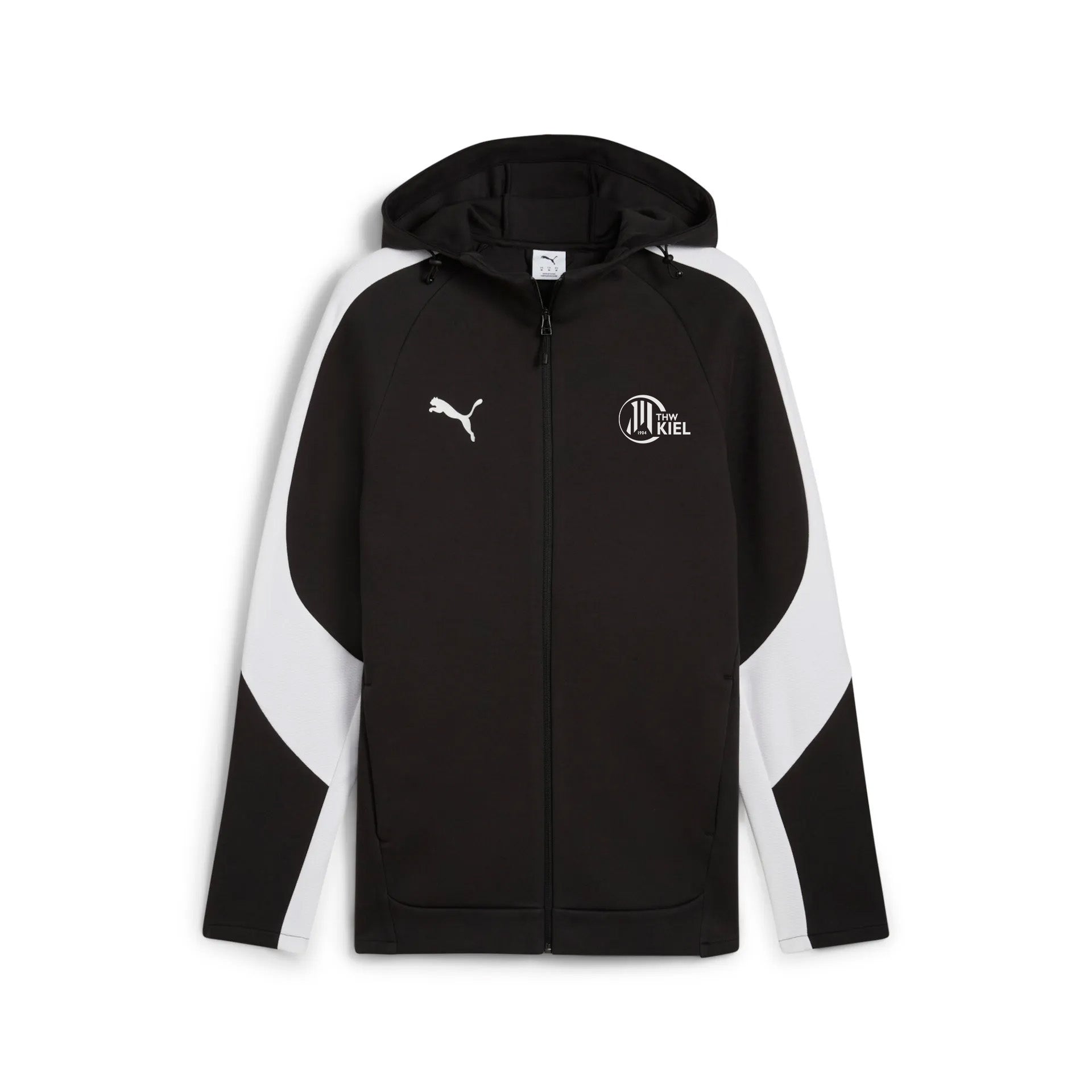Die teamEVOSTRIPE Kapuzenjacke in PUMA-Schwarz hat weiße Ärmel, ein Puma-Logo auf der rechten Brust, ein rundes Kiel-Logo auf der linken Seite und seitliche Reißverschlusstaschen - perfekt für unterwegs.