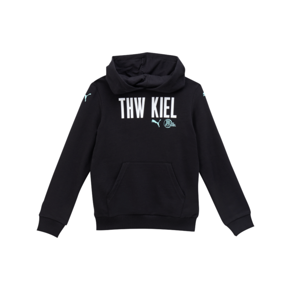 Der THW Kiel Graphic Hoodie Jr Black ist ein Kapuzenpulli aus Baumwolle mit einer Fronttasche, einem fetten weißen THW KIEL Schriftzug, einem Puma Logo auf der Brust, langen Ärmeln und einer Kapuze - perfekt für jeden Vereinsfan.