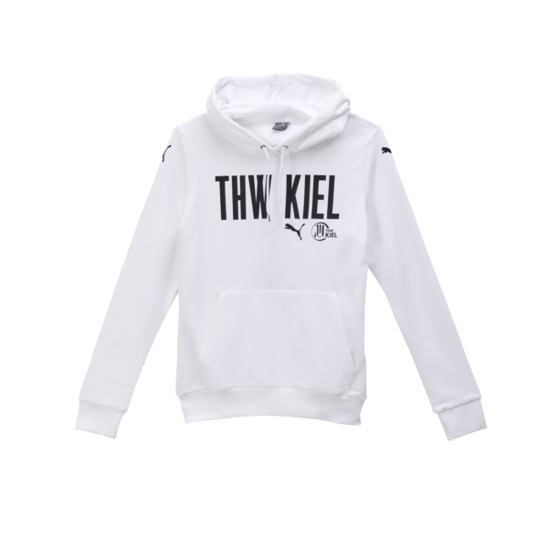 Der THW Kiel Graphic Hoodie Wmn White ist ein kuscheliger Baumwoll-Kapuzenpulli mit auffälligem schwarzem "THW KIEL"-Print, schwarzem Puma- und Vereinslogo und einer Kängurutasche auf der Vorderseite.