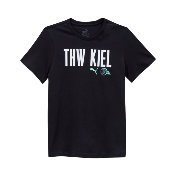 Das THW Kiel Tee Jr Black ist ein kurzärmeliges T-Shirt von Puma mit dem Schriftzug "THW KIEL" in Weiß auf der Vorderseite, dem Puma-Logo und einem kleinen, runden Mannschaftsemblem - die ideale Fanbekleidung für jeden Anhänger.