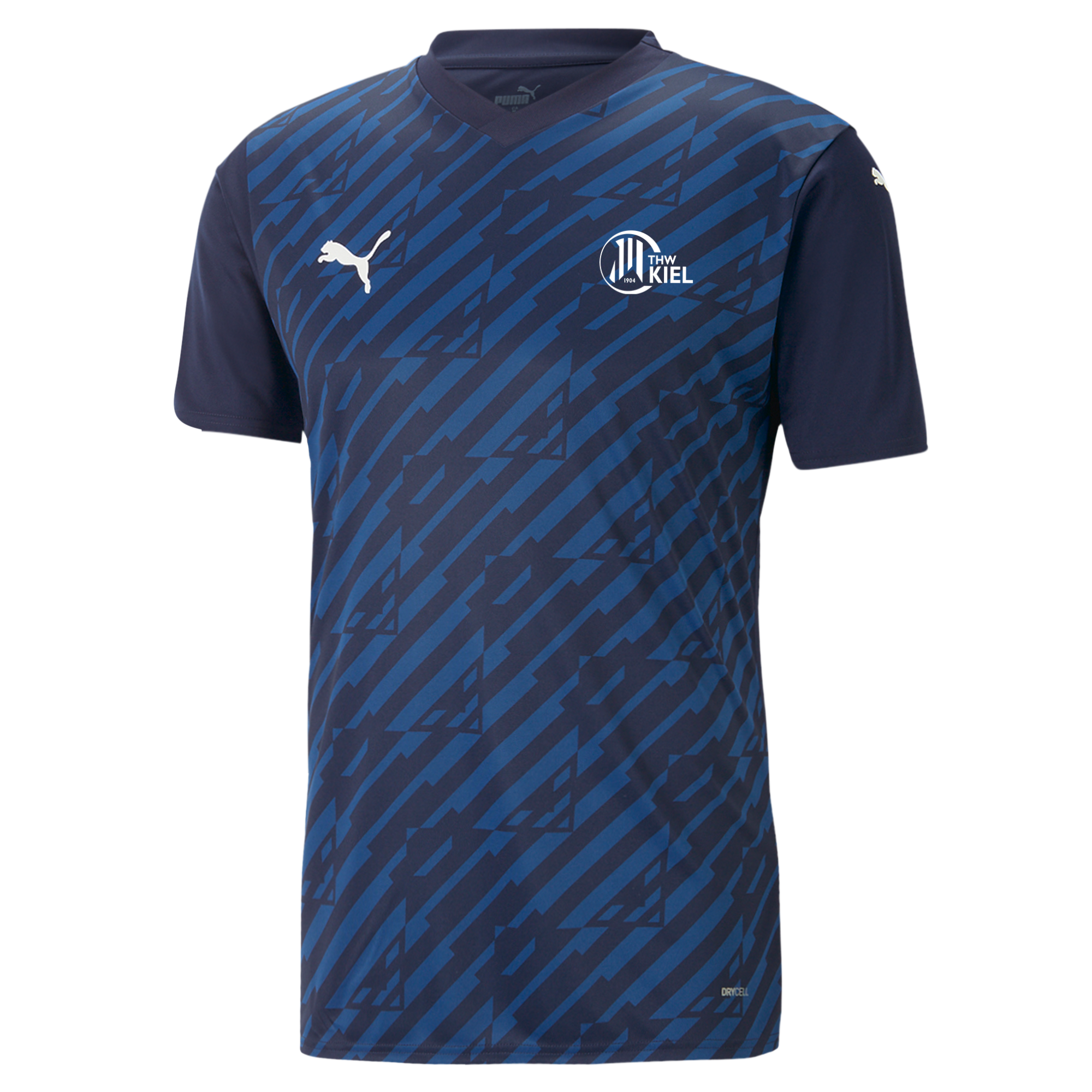 Das teamULTIMATE Jersey Jr PUMA Navy ist ein dunkelblaues, atmungsaktives Trikot mit hellblauem, diagonalem, geometrischem Muster, weißen Puma-Logos auf Brust und Ärmel sowie dem Vereinswappen der Holstein Kiel Mannschaft 2024-25 auf der Brust.