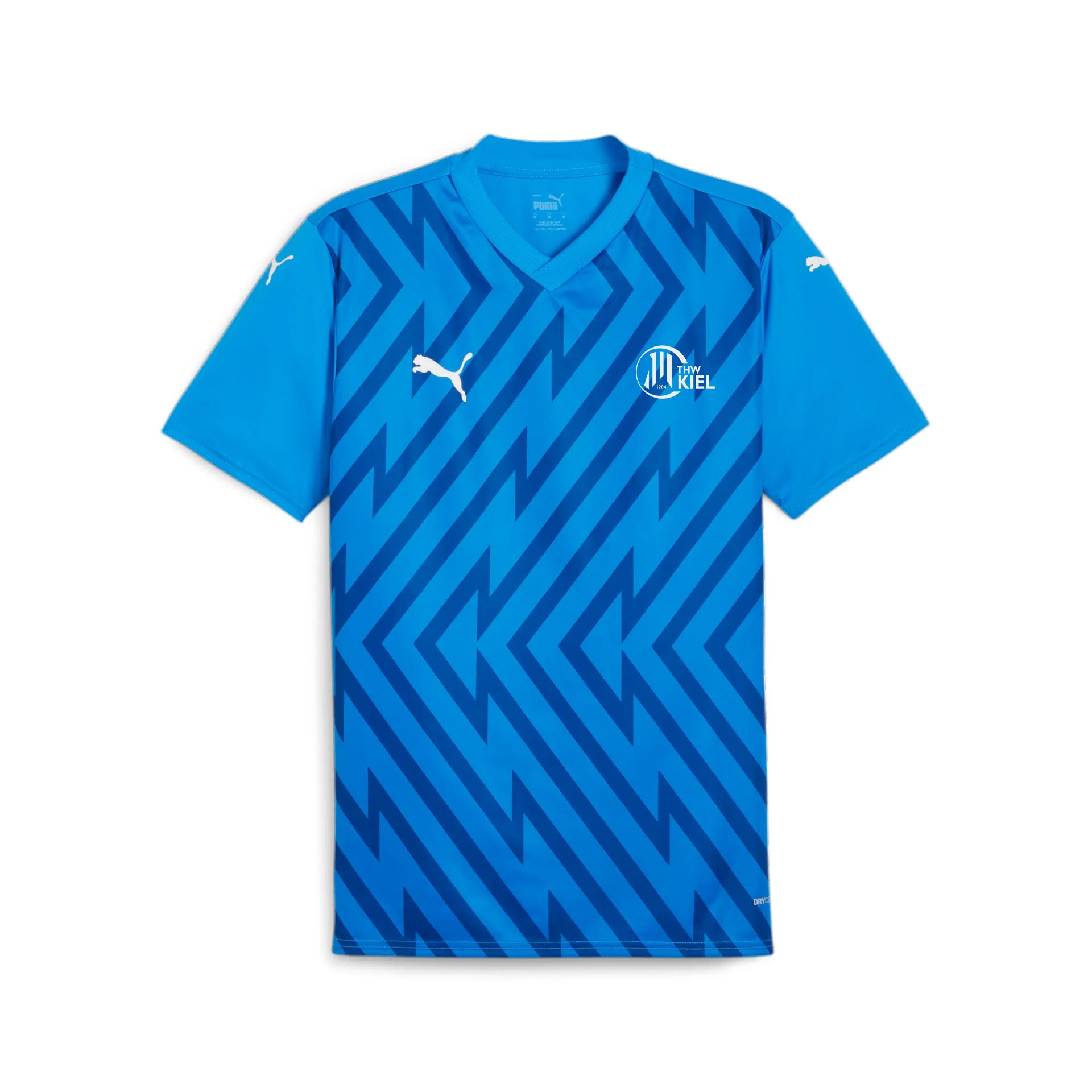 Das teamGLORY Jersey Jr Electric Blue Lemonade zeigt ein blaues Design mit marineblauem Zickzack-Muster, weißen Puma-Logos und einem weißen Holstein Kiel-Wappen. Das kurzärmelige V-Ausschnitt-Trikot besteht aus 100% recyceltem Polyester für atmungsaktiven Komfort.