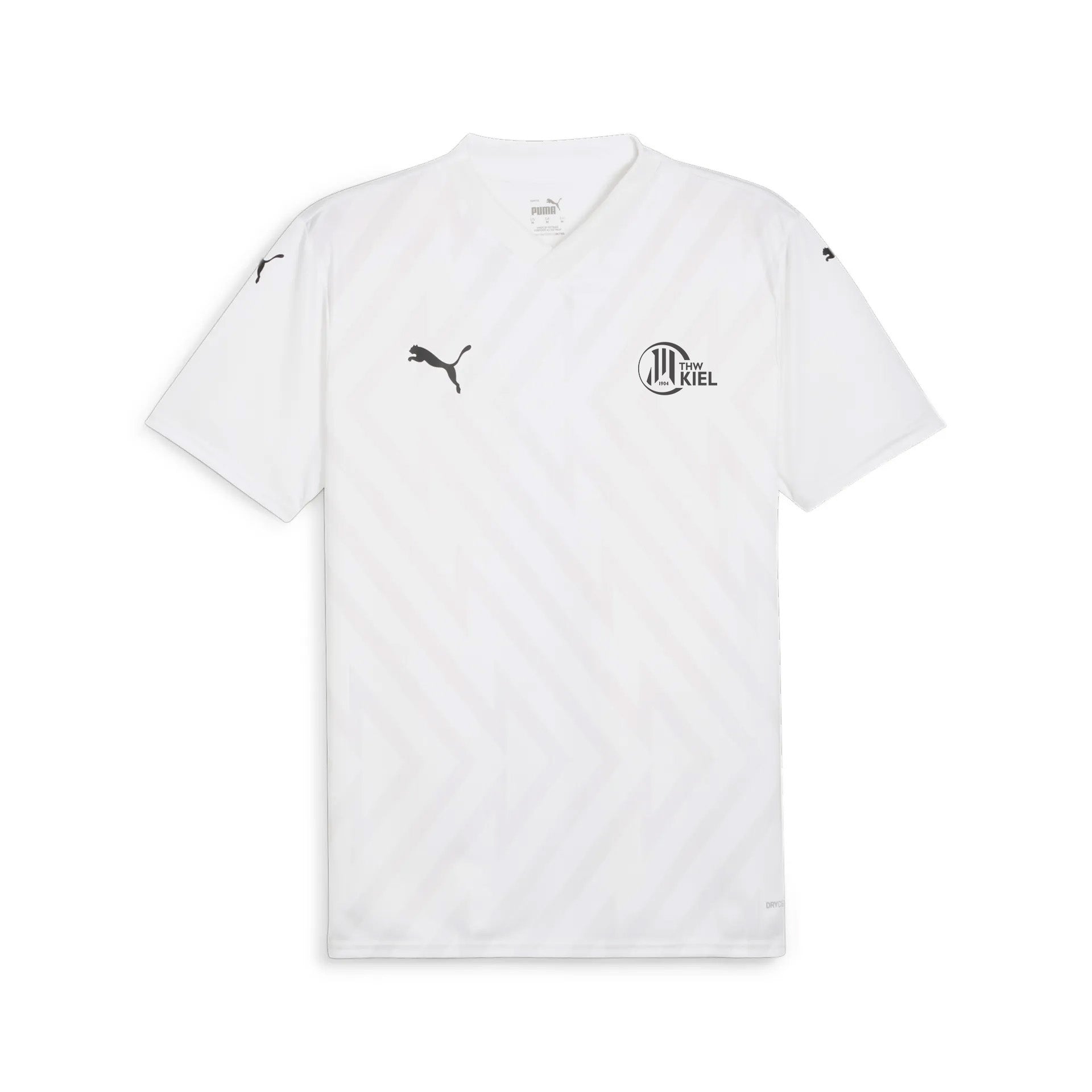 Das teamGLORY Jersey Jr in PUMA Weiß ist ein kurzärmeliges Funktionsshirt aus recyceltem Polyester mit dezenten diagonalen Streifen, Puma-Logo rechts und rundem Kiel-Clublogo links - ideal für den Sport.
