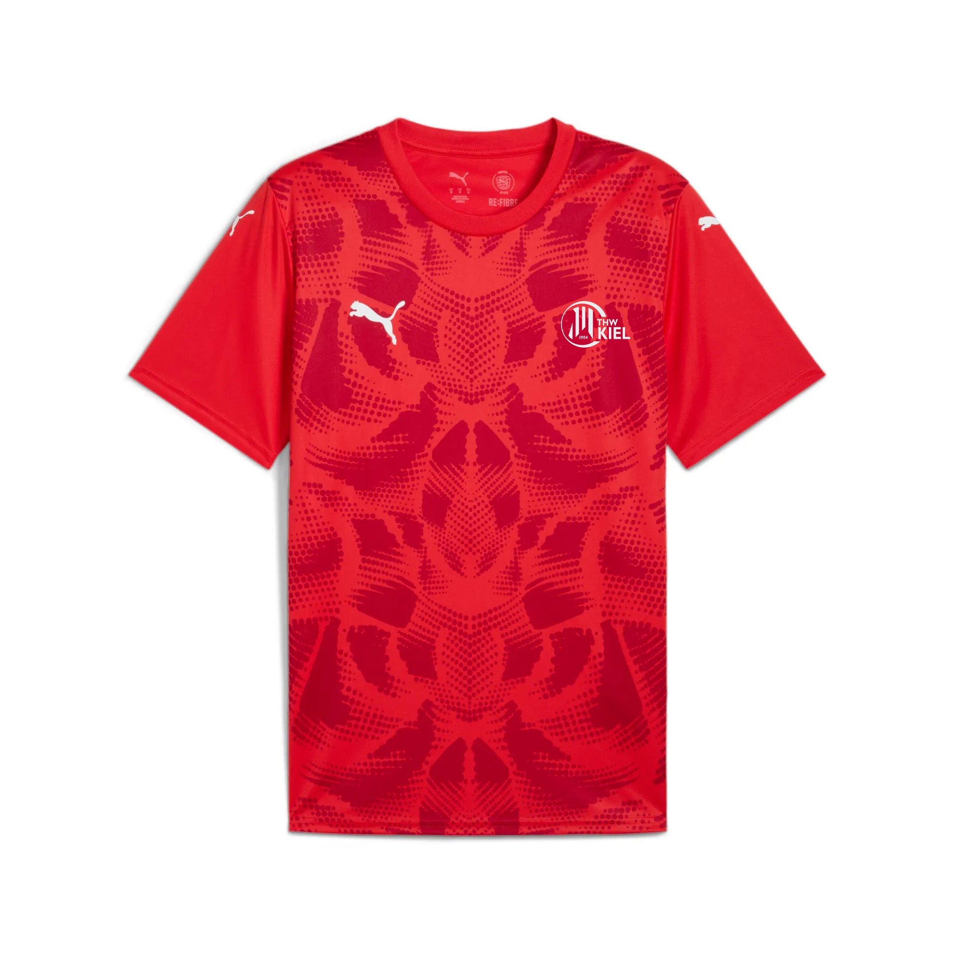 Das teamULTIMATE Jersey Jr in PUMA Rot besteht aus 100% Polyester, ist atmungsaktiv, kurzärmelig, zeigt ein geometrisches Muster und trägt weiße PUMA-Logos sowie das Holstein Kiel Club Wappen auf der linken Brust.