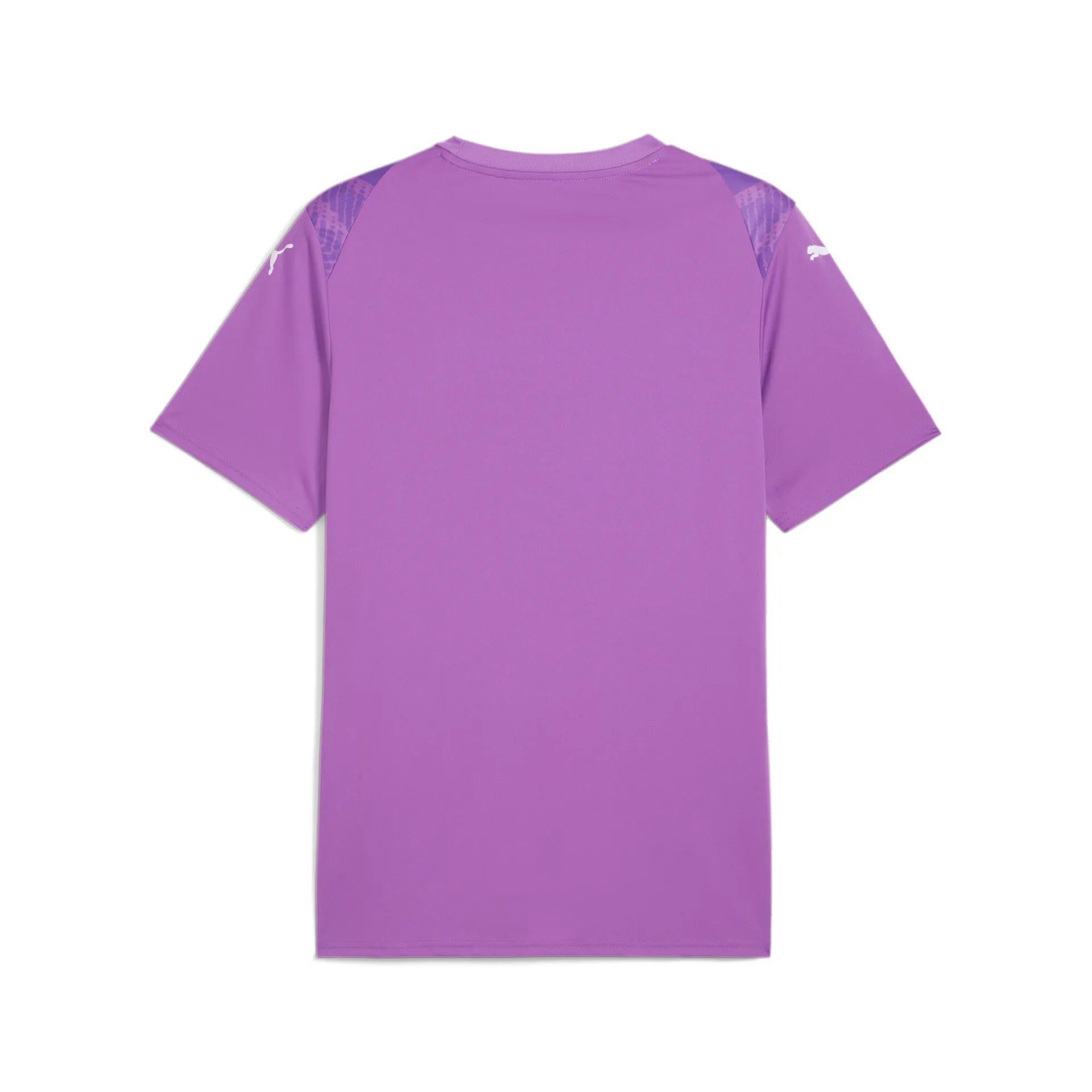 Das teamULTIMATE Jersey Ultraviolet ist ein atmungsaktives, unifarbenes lila Kurzarm-Aufwärmshirt mit kleinen weißen Puma-Logos auf beiden Ärmeln und dunkleren lila gemusterten Schulterpartien, ideal für sportliche Aktivitäten.