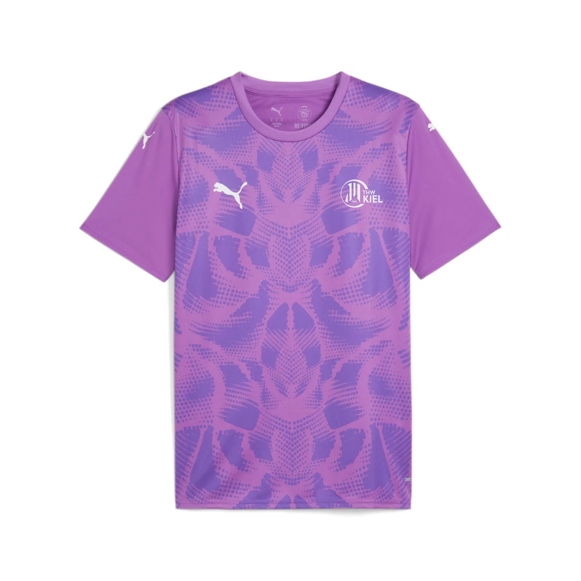 Das teamULTIMATE Trikot Ultraviolett ist ein lilafarbenes Kurzarm-Fußballtrikot mit hellvioletten, abstrakten Mustern, weißen Puma-Logos auf Brust und Ärmeln und einem weißen, runden "Kiel"-Emblem auf der linken Brust.