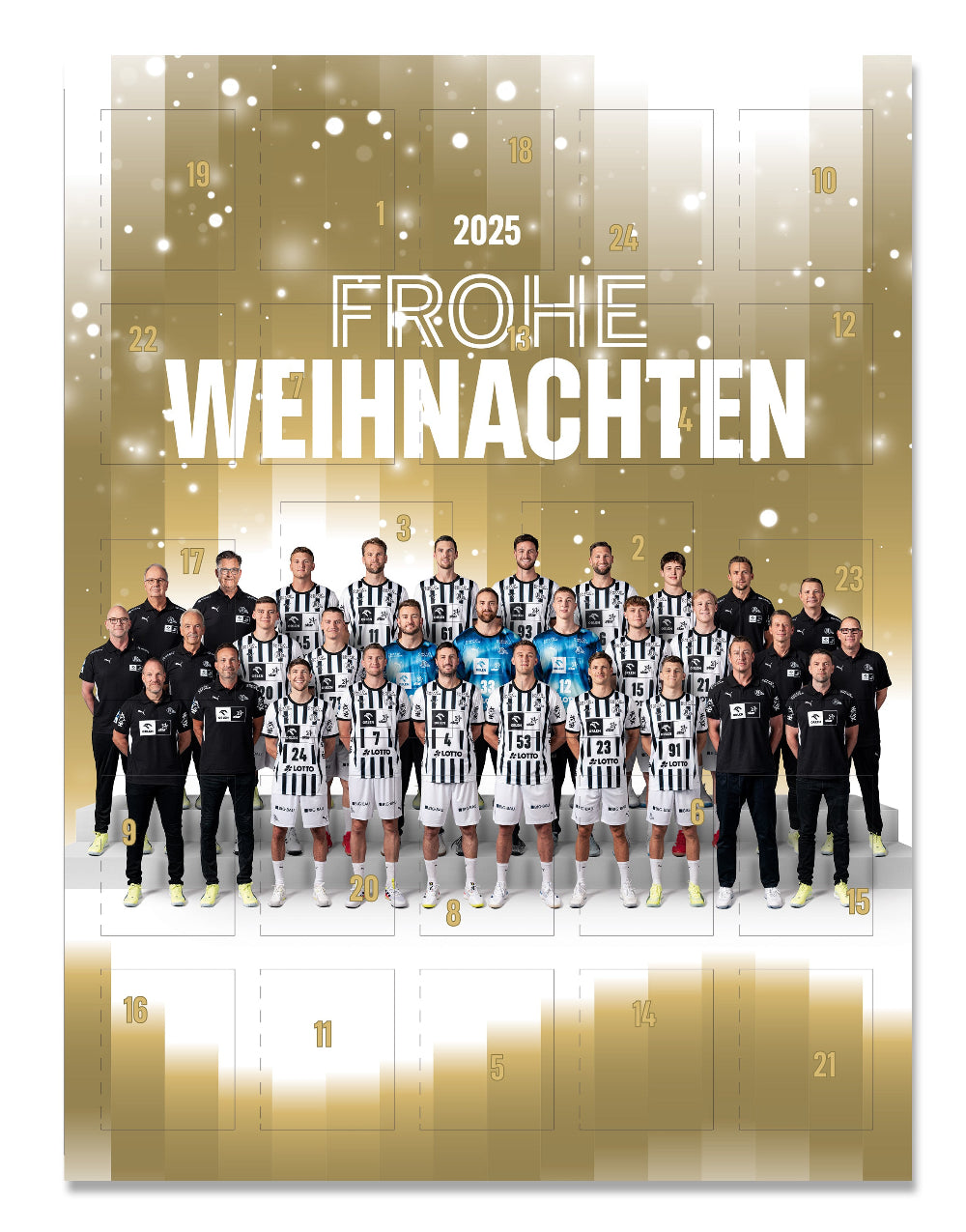 Eine Fußballmannschaft in schwarz-weißen Trikots steht mit Trainern vor einer gold-weißen Kulisse wie ein Adventskalender 2025 (226g), darüber "Frohe Weihnachten" und 2025. Feiern Sie die Saison mit DreiMeister Nougathappen!.
