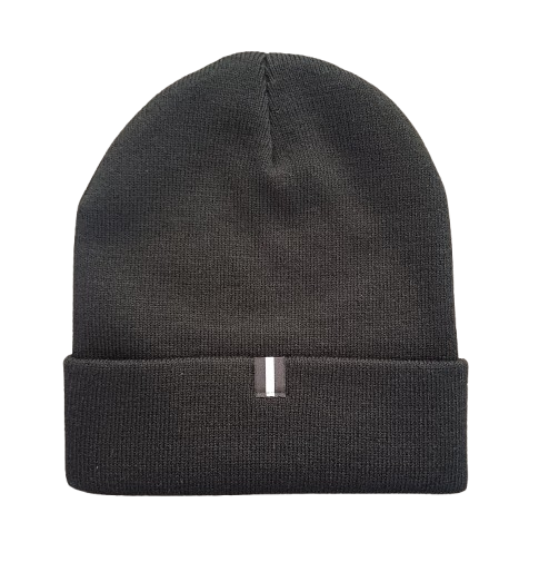 Die Beanie Bronx Rubber Patch schwarz ist eine schlichte, schwarze Strickmütze mit umgeschlagener Krempe und dezenter Rubber Patch - perfekt als stylische Wintermütze.