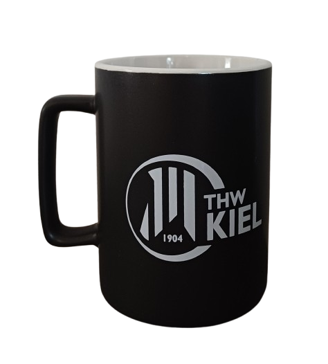 Der Becher "Wir sind Kiel" schwarz matt ist ein schwarzer Keramikbecher mit weißer Innenseite und "THW KIEL 1904"-Schriftzug - ideal als Kaffeebecher oder Fanbecher für Unterstützer.