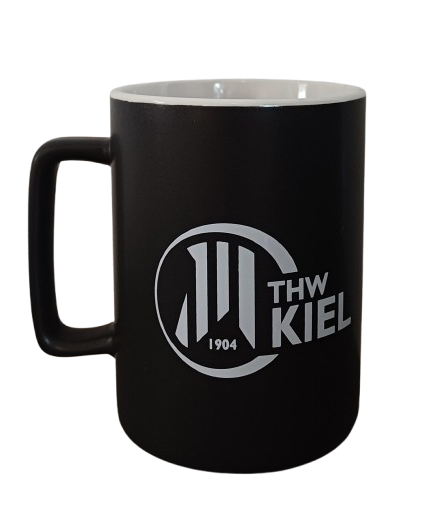 Ein schwarzer Keramikbecher „Wir sind Kiel“ mit weißer Innenseite und dem weißen THW-Kiel-1904-Logo – perfekt als Ihr neuer mattschwarzer Kaffeebecher oder für jede THW-Kiel-Becher-Sammlung.