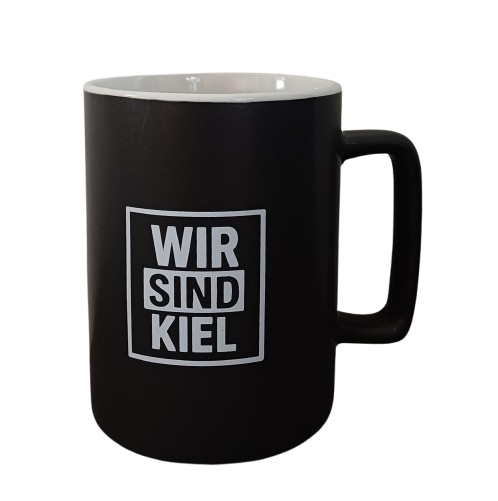 Der Becher "Wir sind Kiel" schwarz matt hat eine schwarze matte Oberfläche, eine weiße Innenseite und einen weißen Griff sowie den Schriftzug WIR SIND KIEL in einem Quadrat - ideal für Ihre Lieblings-Kaffee-Tasse oder Ihren THW-Kiel-Becher als Sammlerstück.