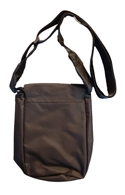 Die Cross Body Bag BUCKLE schwarz ist eine schwarze, rechteckige Tasche mit langem, verstellbarem Trageriemen, Frontklappe und sicherem Reißverschluss - ideal für THW Kiel Fans unterwegs.