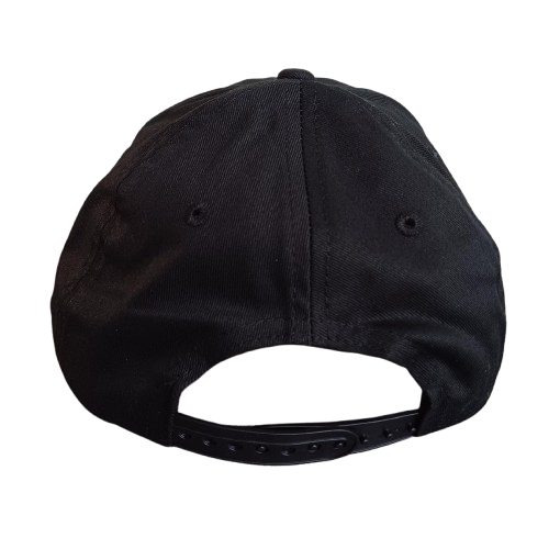 Die Cap Rubber Patch schwarz ist von hinten abgebildet und verfügt über einen verstellbaren Schnappriemen aus Kunststoff, zwei kleine Belüftungsöffnungen auf jeder Seite und ein stylisches 3D-Gummipatch-Detail.