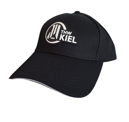 Das Cap Rubber Patch schwarz zeigt auf der Vorderseite das THW Kiel-Logo und die Jahreszahl 1904" in weiß, unterstrichen durch ein stylisches 3D-Gummi-Patch-Design.