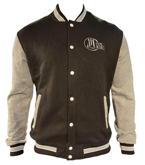 Die Collegejacke ist schwarz und grau mit hellgrauen Ärmeln, weißen Knöpfen, gestreiften Bündchen und Saum. Auf der linken Brust befindet sich ein weißes, kreisrundes THW Kiel-Logo - ideal als stylischer Alltagsbegleiter.
