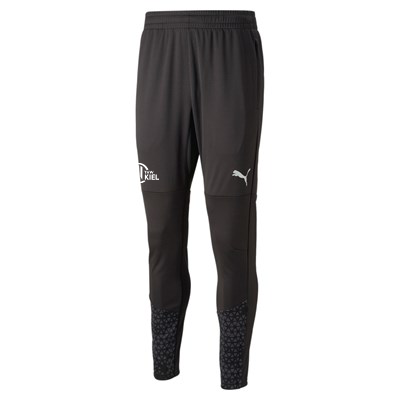 Die teamCUP Training Pants Black ist eine schmal geschnittene Aufwärmhose aus 100% Polyester mit dem Puma-Logo auf dem rechten Oberschenkel, einem weißen Der KREIL-Logo auf der linken Seite und einem grafischen Muster an den Knöcheln für zusätzlichen Style.