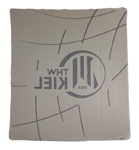 Die Kuscheldecke Linien grau-beige mit abstraktem Muster und THW KIEL 1904 Logo ist die perfekte, kuschelige Decke für gemütliche Stunden.