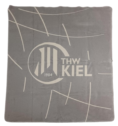Die Kuscheldecke Linien grau-beige mit THW Kiel Logo, dem Jahr 1904 und abstrakten weißen Linien ist perfekt als Sofa Decke für gemütliche Stunden.