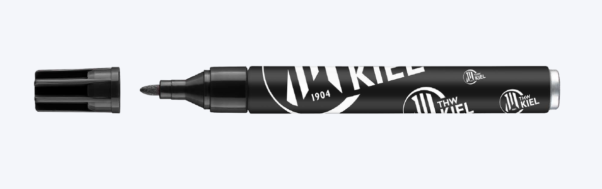 Der edding THW Kiel schwarz ist ein schwarzer Permanentmarker, bei dem die Kappe abgenommen und auf der linken Seite platziert ist. Der Marker ist mit weißen THW-Kiel-Logos und -Schriftzügen versehen und damit ein Muss für Autogrammfans. Der Hintergrund ist einfarbig hellgrau.