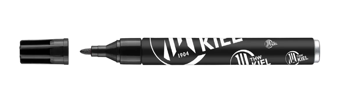 Der edding THW Kiel schwarz ist ein schwarzer Permanentmarker, bei dem die Kappe abgenommen und auf der linken Seite platziert ist. Der Marker ist mit weißen THW-Kiel-Logos und -Schriftzügen versehen und damit ein Muss für Autogrammfans. Der Hintergrund ist einfarbig hellgrau.