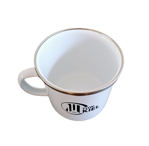Ein weißer Emaille Becher weiß mit silbernem Rand und schwarzem MY KIEL Logo ist von oben auf einem transparenten Hintergrund zu sehen. Mit einem Fassungsvermögen von 380ml ist sie perfekt für THW Kiel Fans, um ihr Lieblingsgetränk zu genießen.