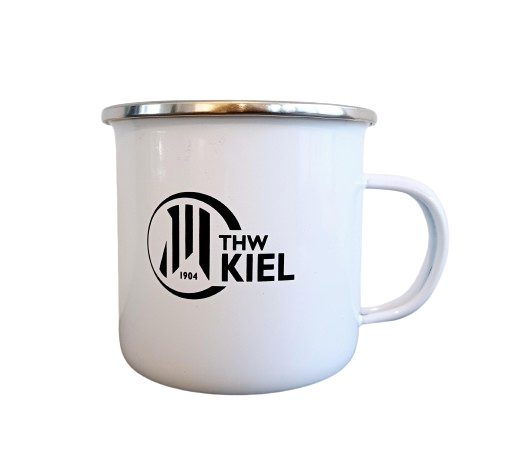 Der Emaille Becher weiß ist ein weißer Emaillebecher mit silbernem Rand, auf dem das schwarze THW Kiel 1904 Logo und der Text abgebildet sind. Dieser haltbare 380ml Becher ist ideal für Fans und Sammler.