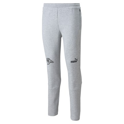 Die teamFINAL Casuals Pants Light Gray ist eine schmal geschnittene Sporthose aus bequemer Baumwolle, mit Puma-Logo auf dem rechten Oberschenkel und THW Kiel-Handball-Logo auf der linken Seite. Sie hat einen elastischen Bund und keine sichtbaren Taschen.