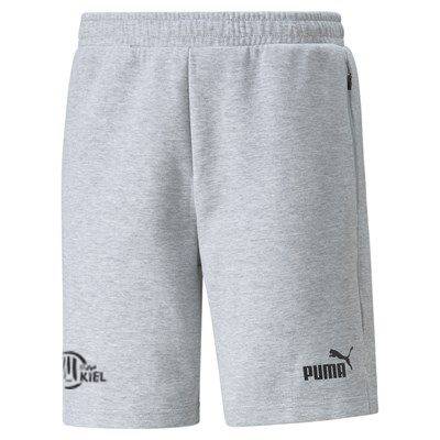 Die teamFINAL Casuals Shorts Light Gray haben einen elastischen Bund, weiches Baumwollgewebe, ein Puma-Logo auf dem rechten Bein, ein KIEL-Logo auf dem linken Bein und eine Reißverschlusstasche auf der rechten Seite.