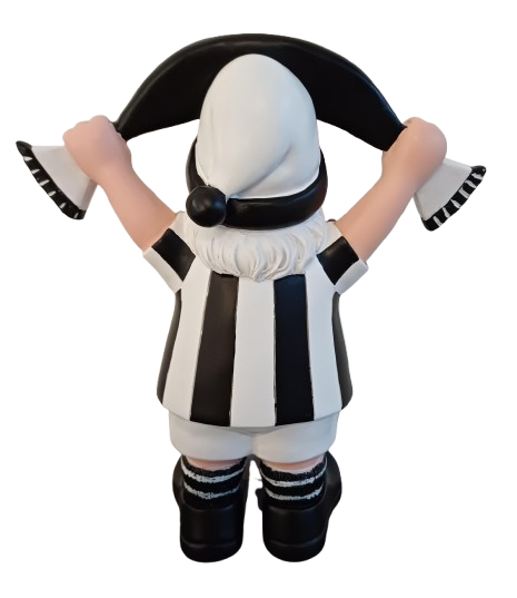 Der Gartenzwerg Trikot zeigt einen von hinten sichtbaren Zwerg mit weißem Bart, schwarz-weiß gestreiftem Shirt, weißen Shorts, schwarzen Stiefeln und Hut, der einen Fanschal über dem Kopf hält.