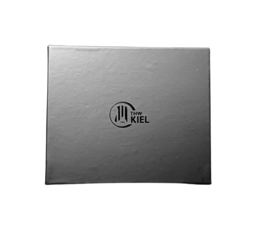 Eine schlichte schwarze Box mit dem THW Kiel Logo und Namen in der Mitte, perfekt als stilvolle Geschenkbox für Ihr Wallet Leder braun.