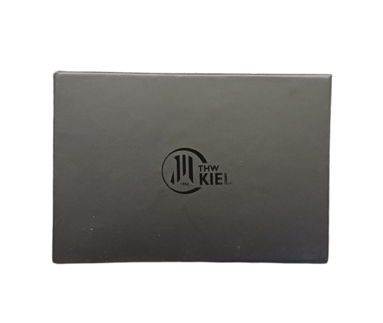 Der Kreditkartenhalter schwarz ist rechteckig, aus Leder gefertigt und mit dem THW Kiel Logo sowie "1904" in Schwarz auf dem Deckel verziert.